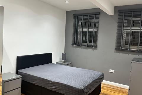 1 bedroom in a house share to rent, Oaklands Park Avenue, Ilford IG1