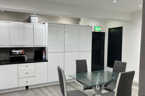 1 bedroom in a house share to rent, Oaklands Park Avenue, Ilford IG1