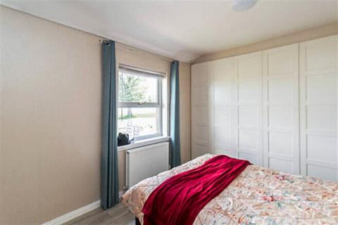 2 bedroom flat for sale, Fouracres Road, Cowgate