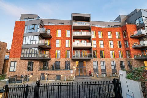 2 bedroom flat to rent, Waleorde Road, London, SE17