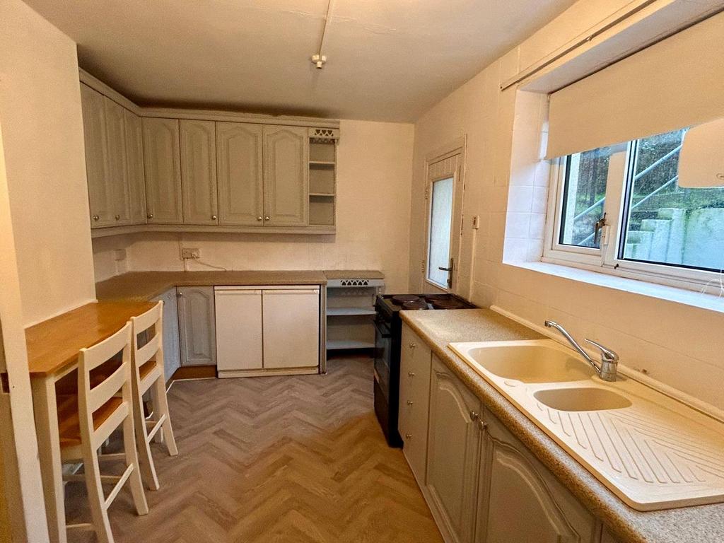 2 bed flat to rent Caergynydd Road, Waunarlwydd S