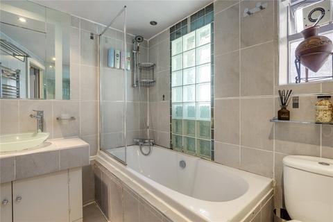 3 bedroom apartment for sale, Broomwood Road, SW11