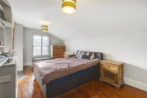 3 bedroom apartment for sale, Broomwood Road, SW11