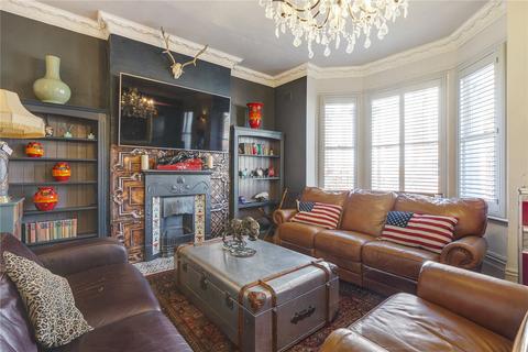 3 bedroom apartment for sale, Broomwood Road, SW11