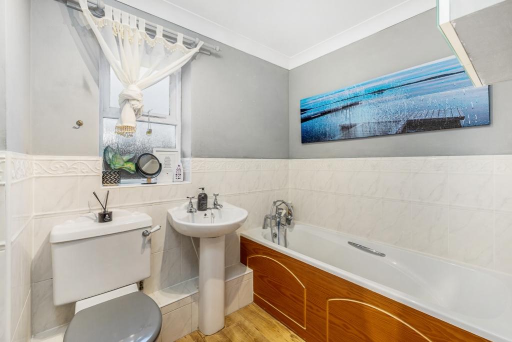 17 Saint James Way (Moulton Chapel)-22