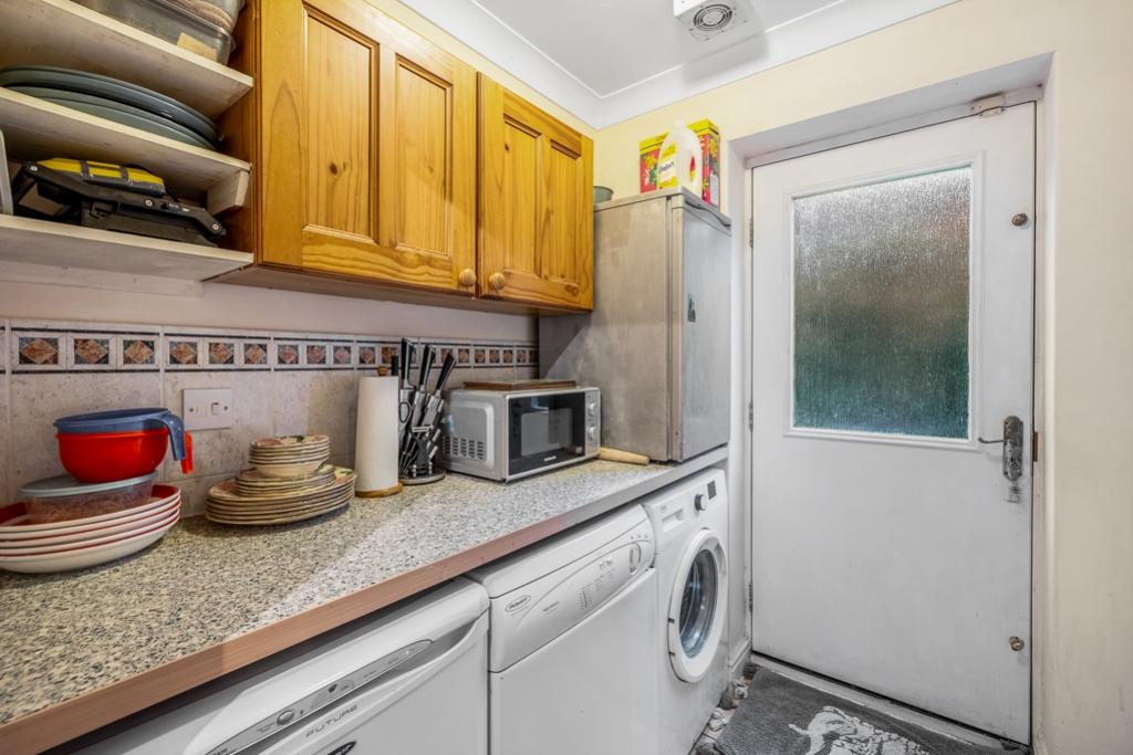 17 Saint James Way (Moulton Chapel)-15