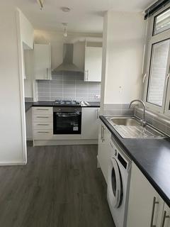 3 bedroom maisonette to rent, Voltaire, Sceaux Gardens, London, SE5