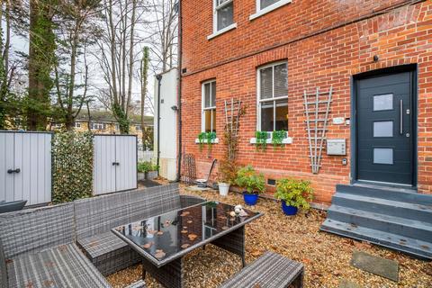 2 bedroom maisonette for sale, St Georges Avenue, Weybridge, Surrey, KT13