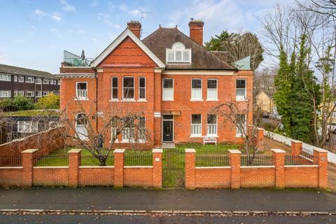 2 bedroom maisonette for sale, St Georges Avenue, Weybridge, Surrey, KT13