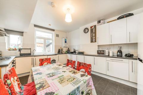 3 bedroom flat to rent, Princes Parade, London NW11