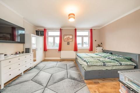 3 bedroom flat to rent, Princes Parade, London NW11