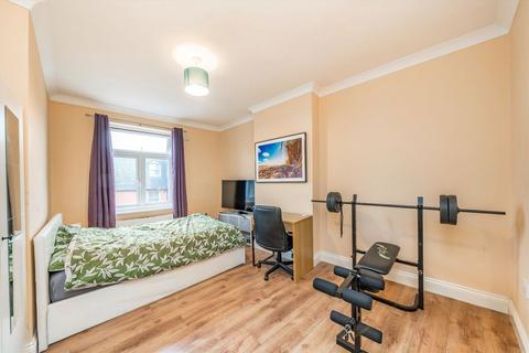 3 bedroom flat to rent, Princes Parade, London NW11