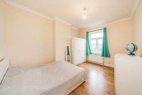 3 bedroom flat to rent, Princes Parade, London NW11