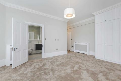 4 bedroom apartment to rent, Old Brompton Road, London