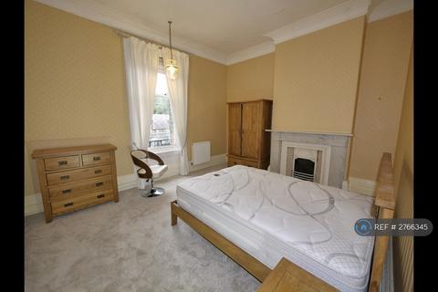 3 bedroom flat to rent, North Hill Road, Leeds, LS6
