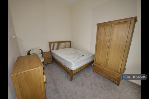 3 bedroom flat to rent, North Hill Road, Leeds, LS6