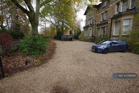 3 bedroom flat to rent, North Hill Road, Leeds, LS6