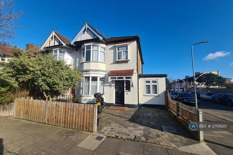 4 bedroom end of terrace house to rent, Trinity Road, Ilford, IG6