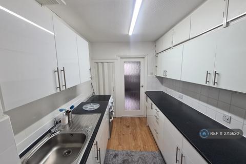 4 bedroom end of terrace house to rent, Trinity Road, Ilford, IG6