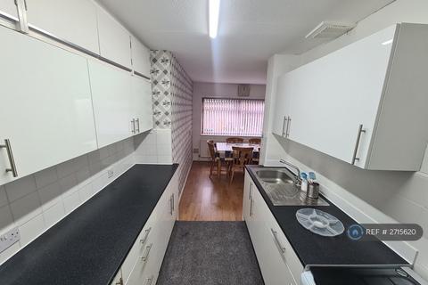 4 bedroom end of terrace house to rent, Trinity Road, Ilford, IG6