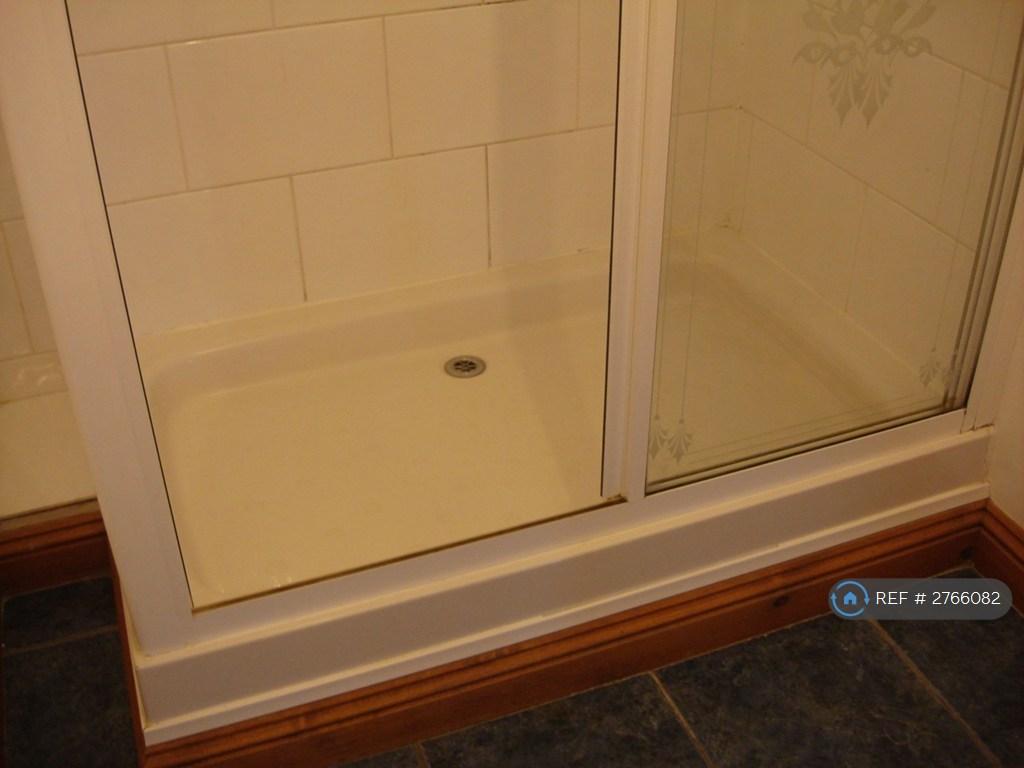 Enclosed Shower With Electric Shower Unit