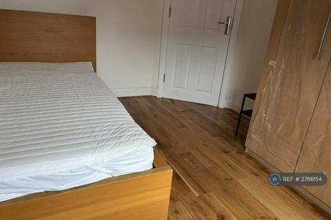 1 bedroom in a house share to rent - Tolworth Broadway, Surbiton, KT6