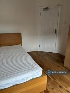 1 bedroom in a house share to rent, Tolworth Broadway, Surbiton, KT6