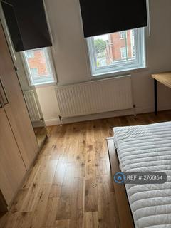 1 bedroom in a house share to rent, Tolworth Broadway, Surbiton, KT6