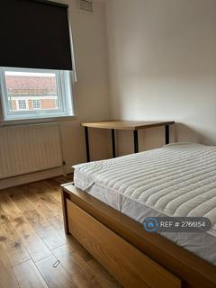 1 bedroom in a house share to rent, Tolworth Broadway, Surbiton, KT6