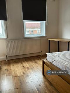 1 bedroom in a house share to rent, Tolworth Broadway, Surbiton, KT6