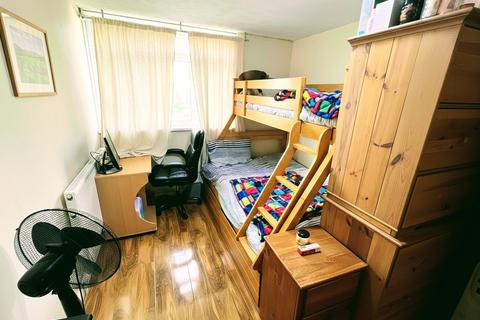 2 bedroom flat for sale, Parkfield Drive, Northolt UB5
