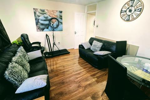 2 bedroom flat for sale, Parkfield Drive, Northolt UB5