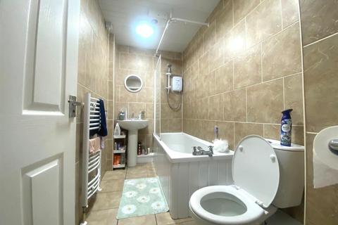 3 bedroom flat to rent, Warwick Street, Heaton