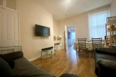 3 bedroom flat to rent, Warwick Street, Heaton