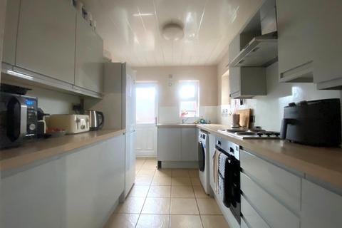 3 bedroom flat to rent, Warwick Street, Heaton