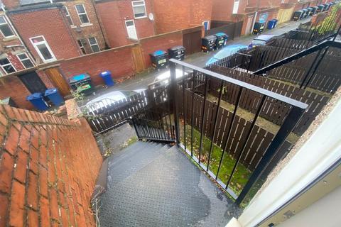 3 bedroom flat to rent, Warwick Street, Heaton