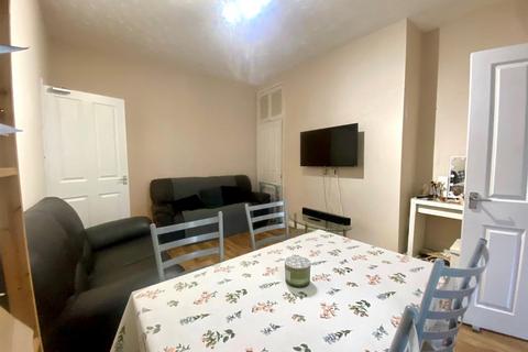 3 bedroom flat to rent, Warwick Street, Heaton