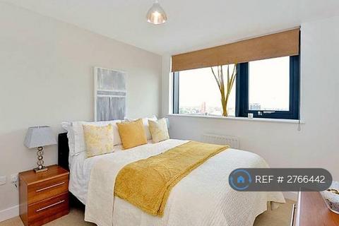 1 bedroom in a flat share to rent, Sail Court, London, E14