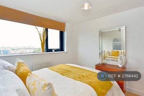 1 bedroom in a flat share to rent, Sail Court, London, E14