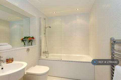 1 bedroom in a flat share to rent, Sail Court, London, E14