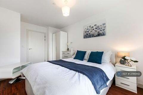 1 bedroom in a flat share to rent, Sail Court, London, E14