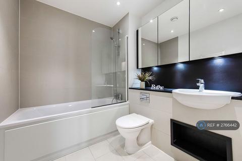 1 bedroom in a flat share to rent, Sail Court, London, E14
