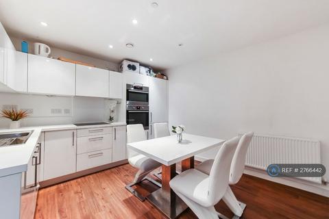 1 bedroom in a flat share to rent, Sail Court, London, E14