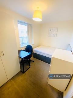 1 bedroom in a flat share to rent, Sail Court, London, E14