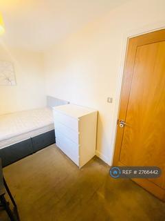 1 bedroom in a flat share to rent, Sail Court, London, E14
