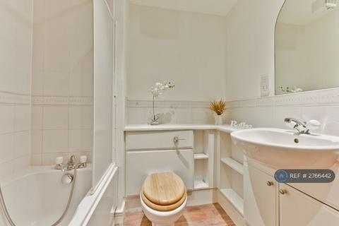 1 bedroom in a flat share to rent, Sail Court, London, E14