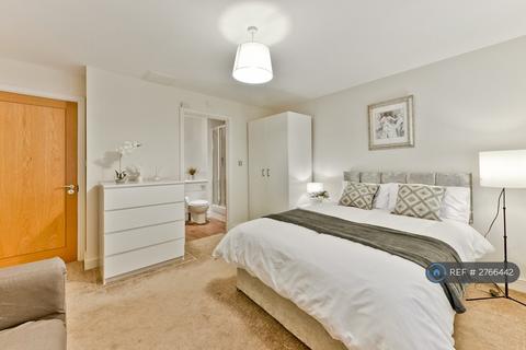 1 bedroom in a flat share to rent, Sail Court, London, E14