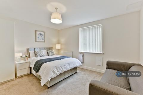 1 bedroom in a flat share to rent, Sail Court, London, E14