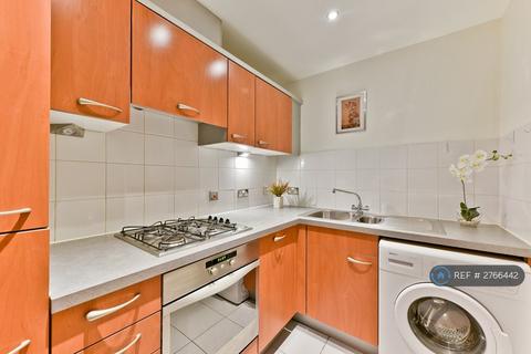 1 bedroom in a flat share to rent, Sail Court, London, E14