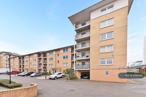 1 bedroom in a flat share to rent, Sail Court, London, E14